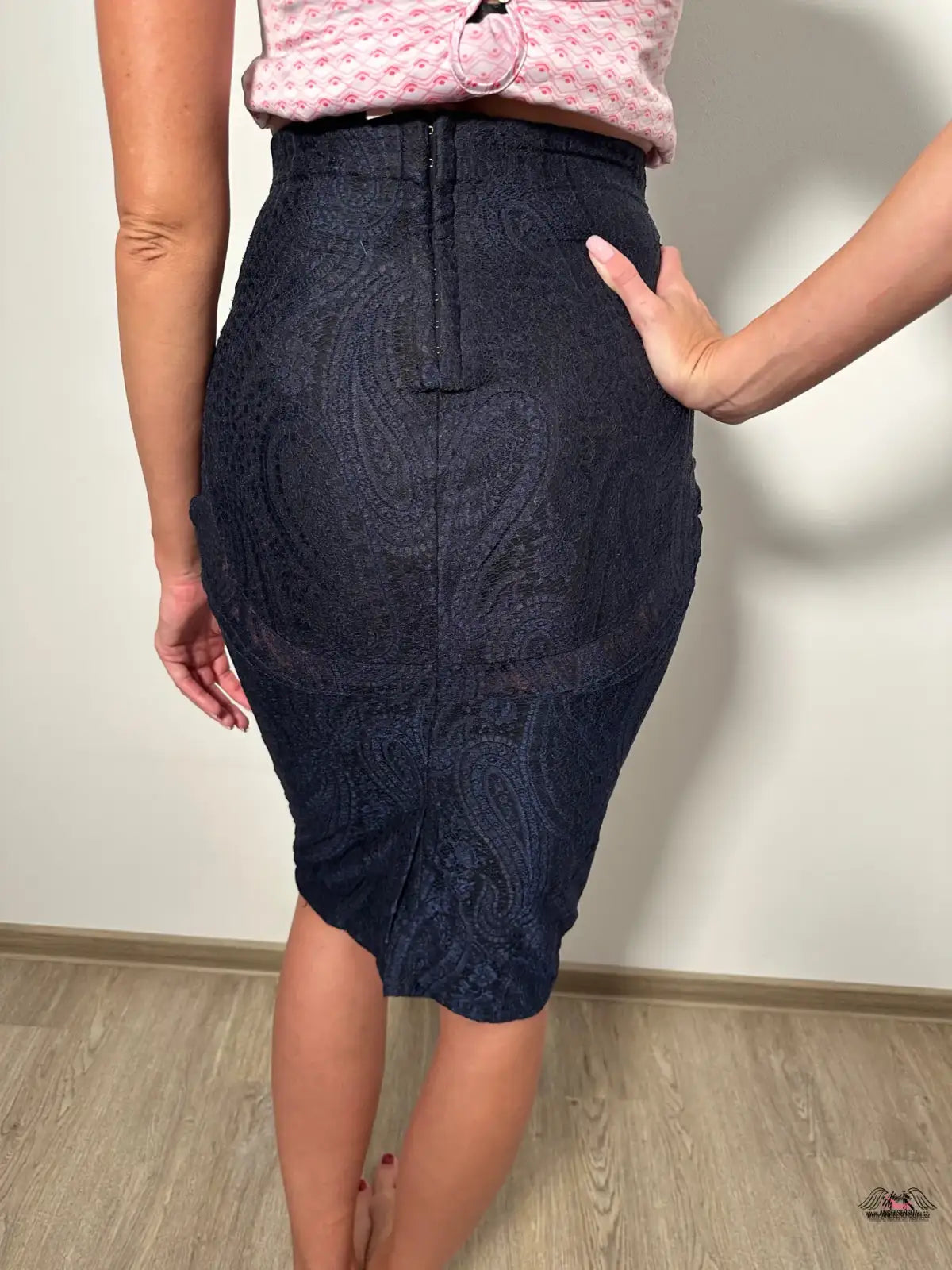 Žena v růžovém topu a černé sukni Elegantní Sukně pro Zvýraznění Křivek