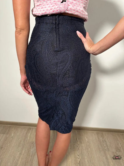 Žena v růžovém topu a černé sukni Elegantní Sukně pro Zvýraznění Křivek