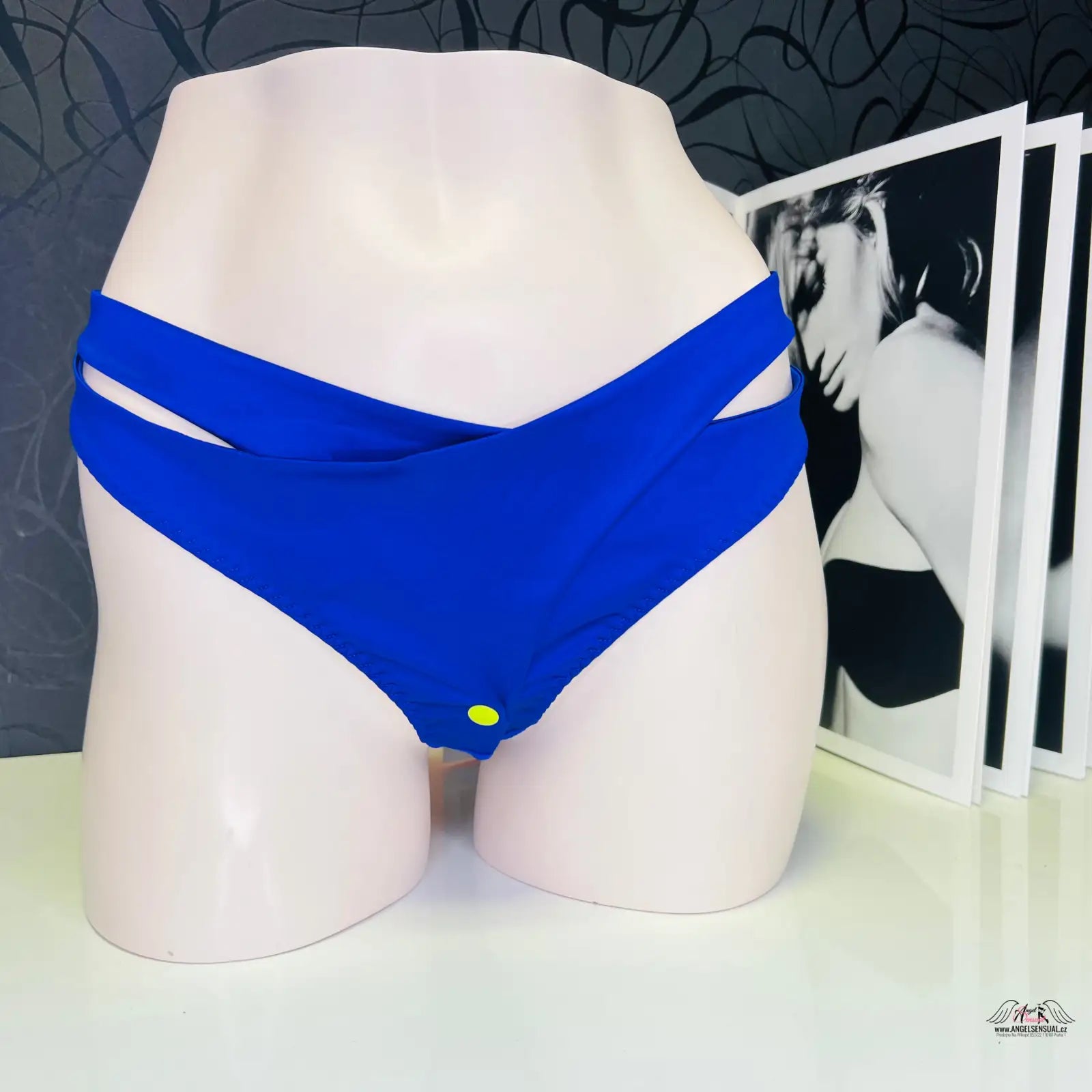 Royal modré bikini dno s kříženým detailem na figuríně Elegantní Tanga Janet