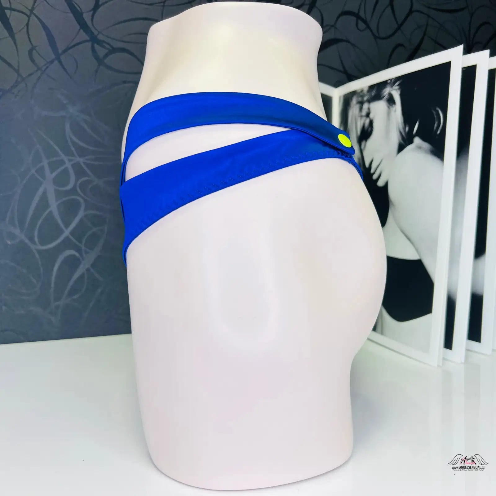 Bílý figurín s modrým pruhem představuje Elegantní Tanga Janet v lesklém provedení