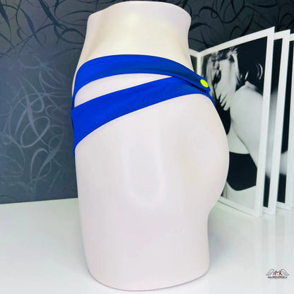 Bílý figurín s modrým pruhem představuje Elegantní Tanga Janet v lesklém provedení