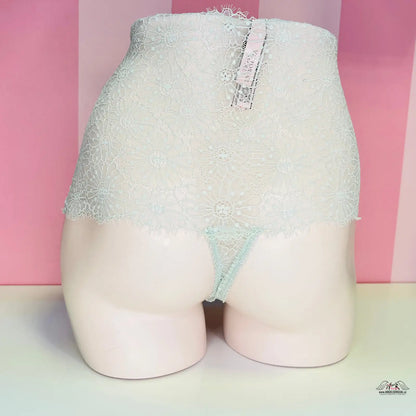 Bílá manekýnská torza zobrazuje Elegantní Tanga s moderním síťovaným designem
