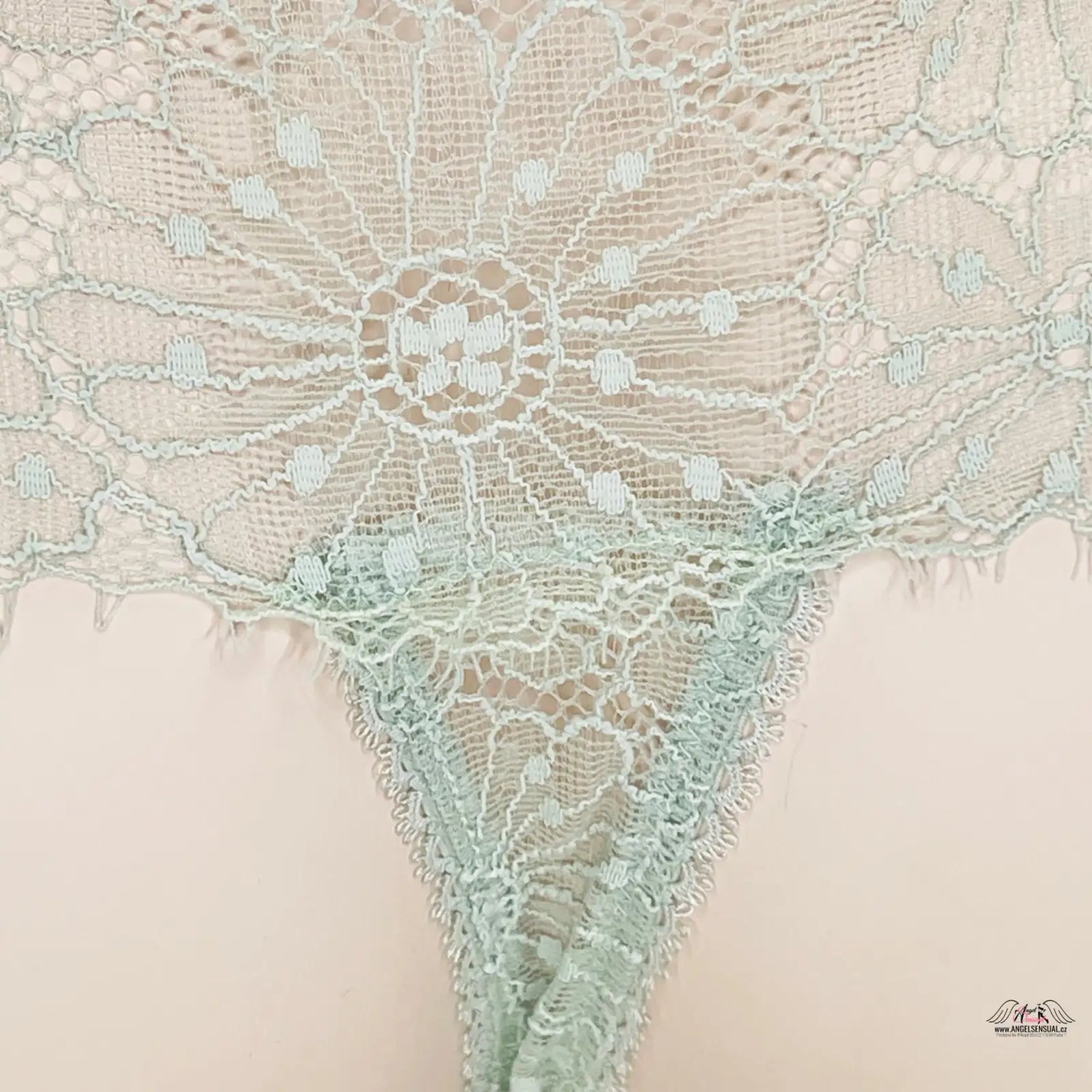 Křehký květinový krajkový vzor v jemně růžové a mátové barvě na Elegantní Tanga