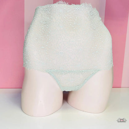 Mintově zelená krajková tanga na jemně růžovém manekýnovi Elegantní Tanga
