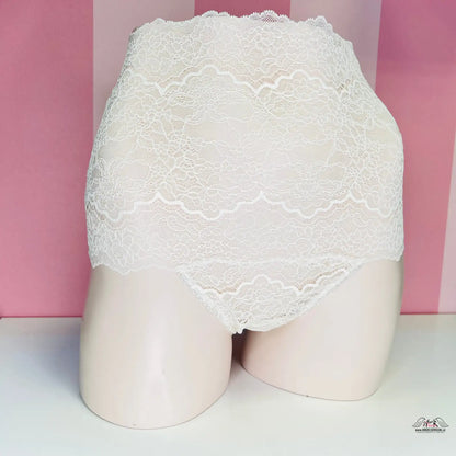 Bílé krajkové vysoké kalhotky na manekýně s květinovým vzorem Elegantní Tanga
