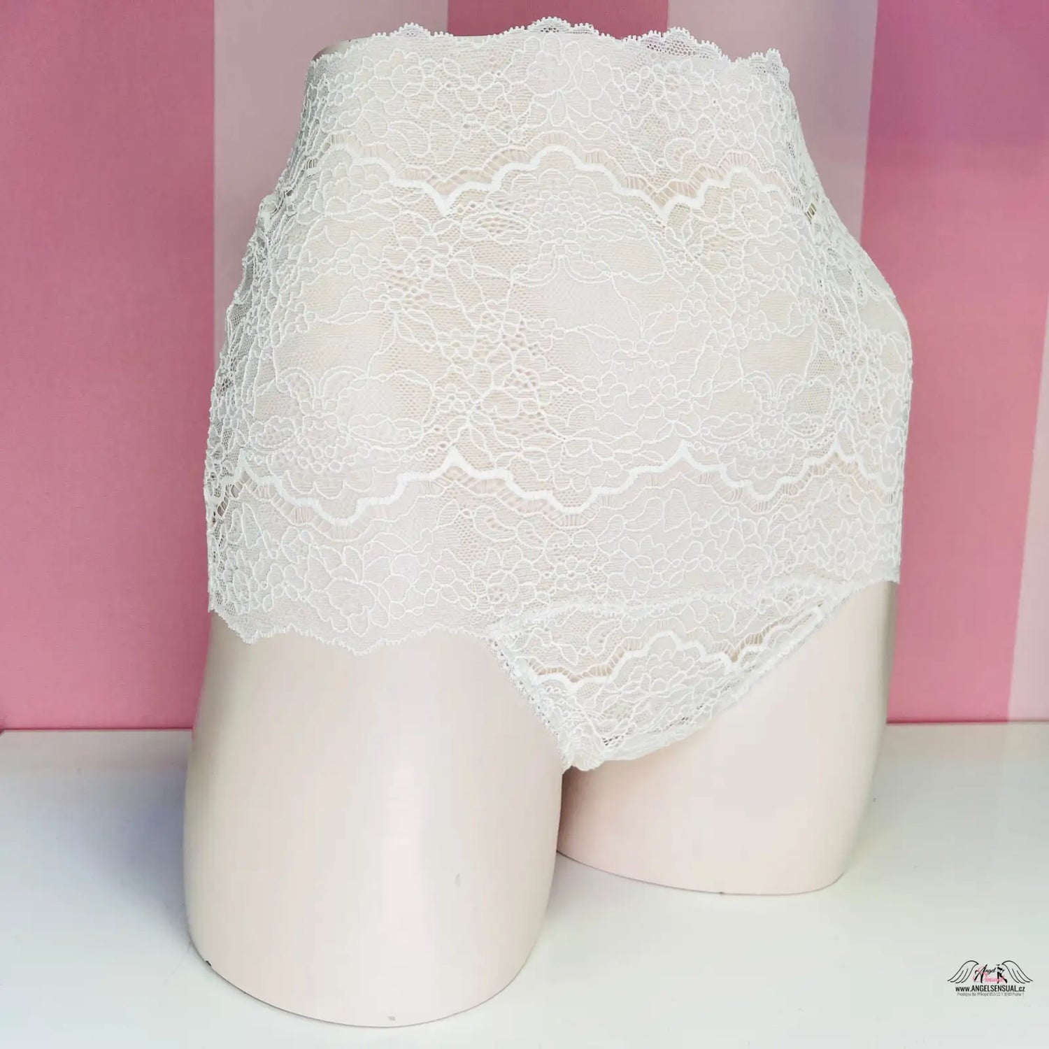 Bílá krajková tanga s vysokým pasem na mannequinu, elegantní květinový vzor