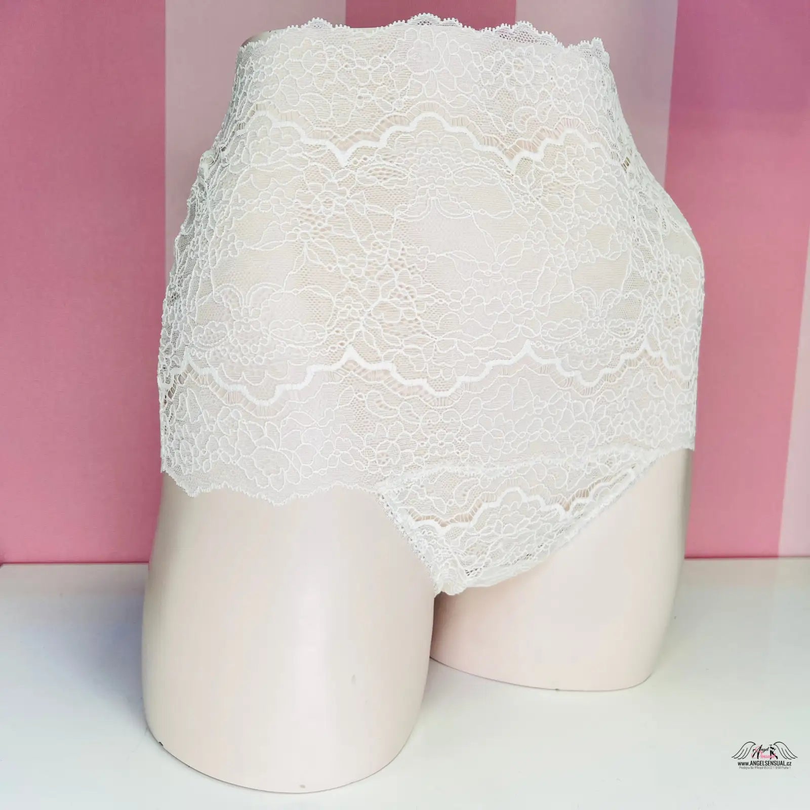 Bílá krajková tanga s vysokým pasem na mannequinu, elegantní květinový vzor