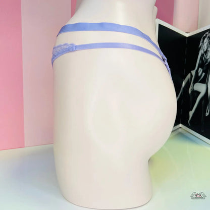 Elegantní tanga od Victoria’s Secret v levandulové barvě s dvojitým páskem