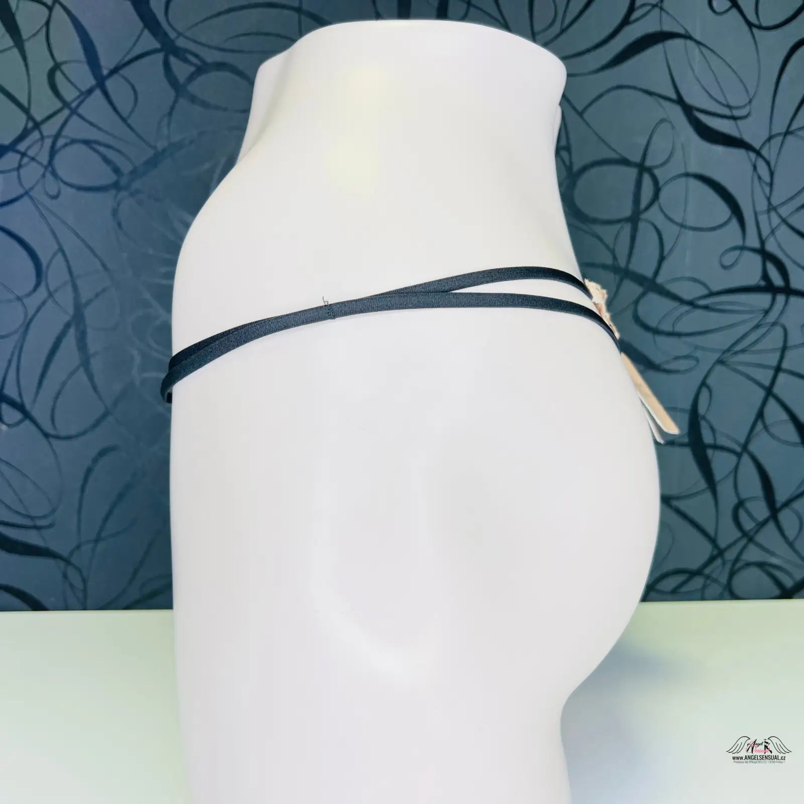 Bílá keramická váza s úzkým černým pruhem uprostřed pro elegantní interiér