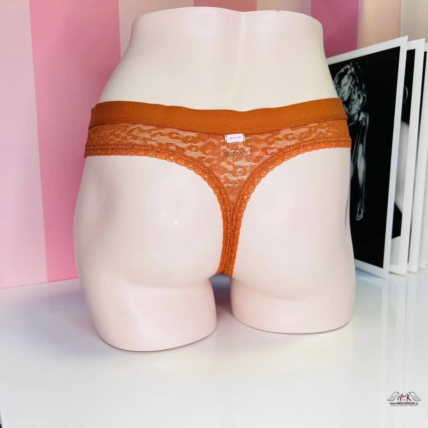 Oranžové krajkové tanga na bílém manekýnovi s jemným gepardím vzorem