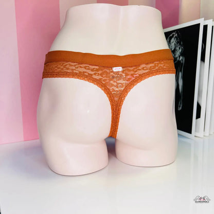 Oranžové krajkové tanga na bílém manekýnovi s jemným gepardím vzorem
