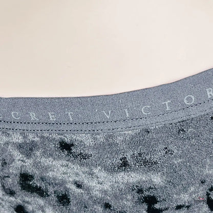 Šedý sametový materiál s vyšitým nápisem VICTORIA na prádle EliteComfort