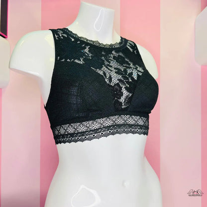 Detailní záběr na manekýn s černou podprsenkou Exkluzivní Braletka Agent Provocateur
