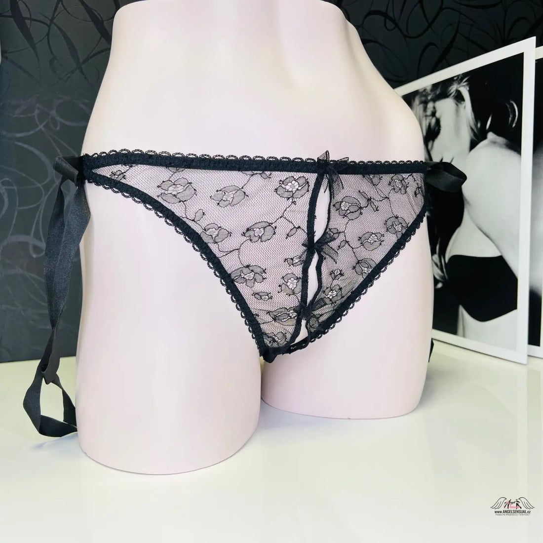 Krajkové kalhotky s otevřeným rozkrokem a elegantním zavazováním v exkluzivním designu