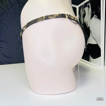 Růžová manekýnská hlava s maskáčovým čelenkou, součástí Tangá Leoni Black and Gold