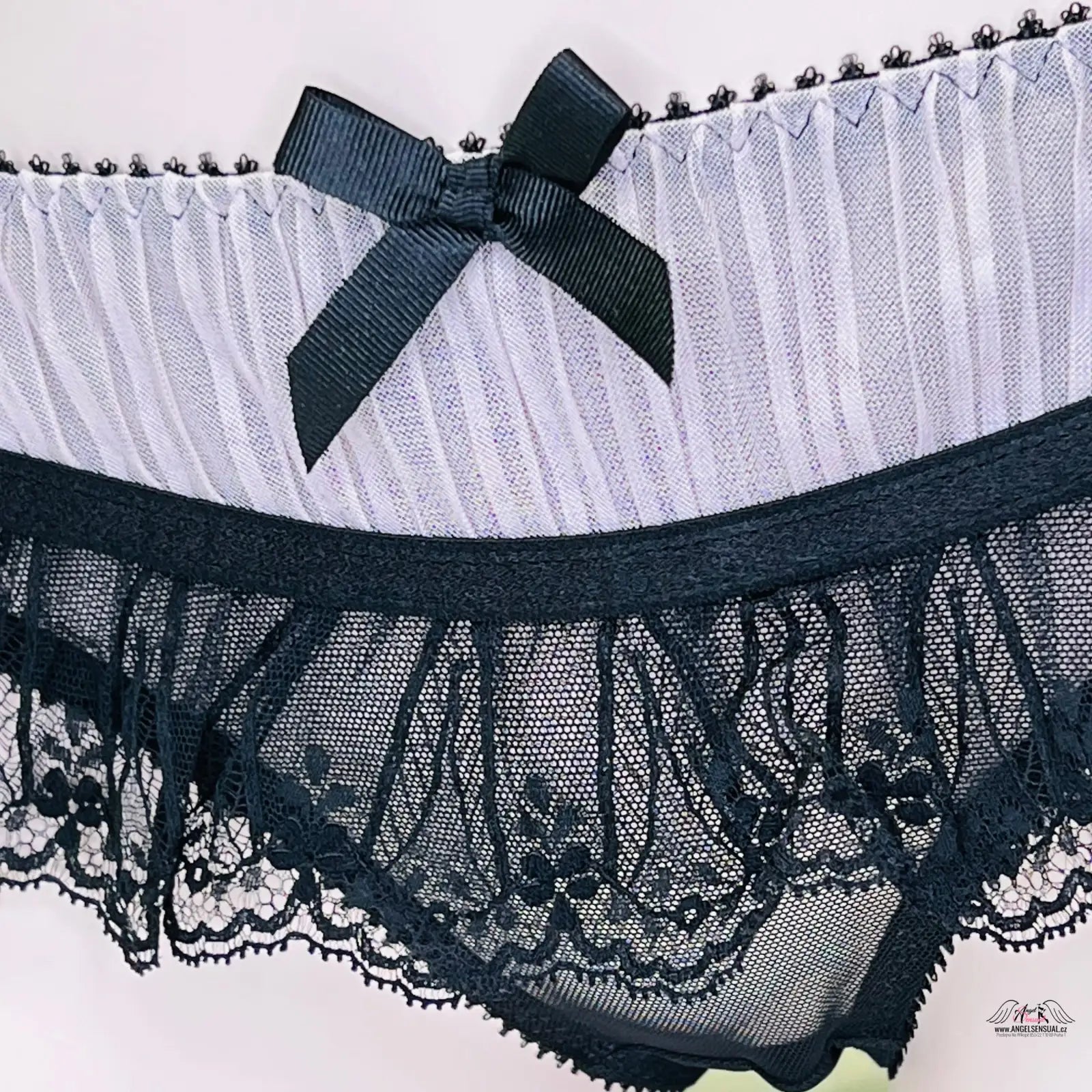 Černé a bílé krajkové kalhotky s mašlí z produktu Fifi: Luxusní Kouzlo Krajkové Elegance