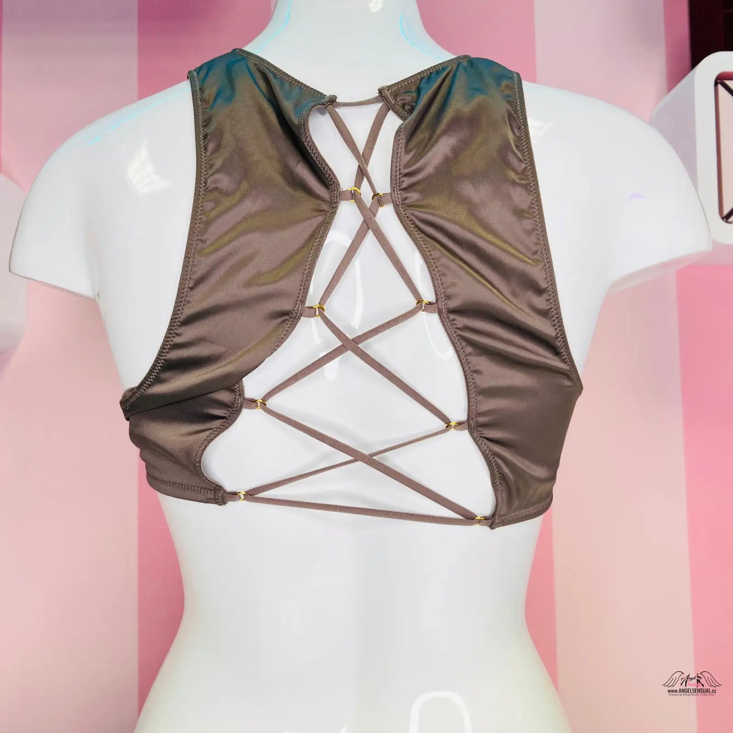 Bronzový kovový crop top s křížovými popruhy vzadu v módním designu