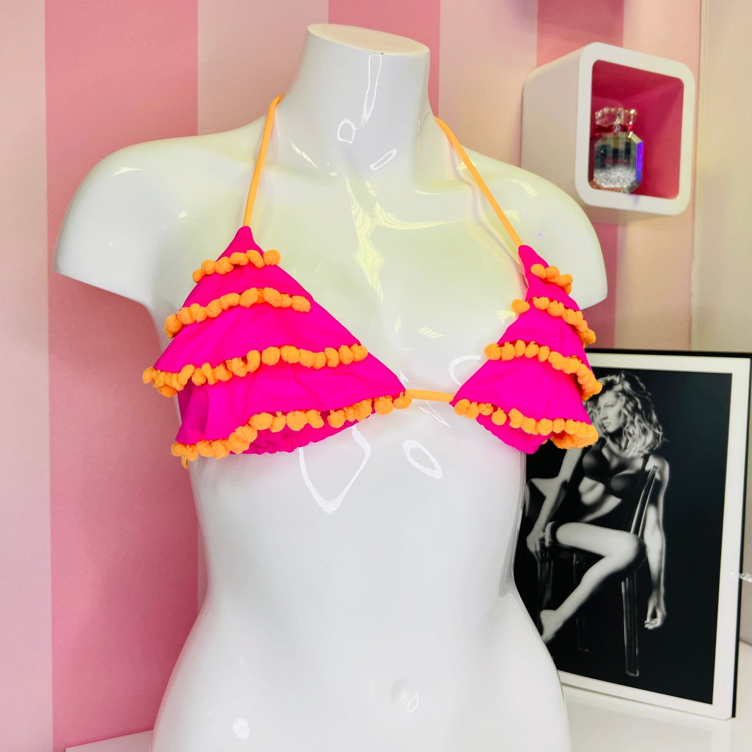 Hot pink horní díl plavek s žlutými rány, značka Agent Provocateur, na bílé figuríně