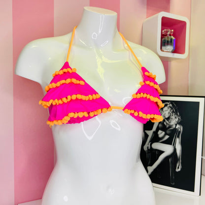 Hot pink horní díl plavek s žlutými rány, značka Agent Provocateur, na bílé figuríně