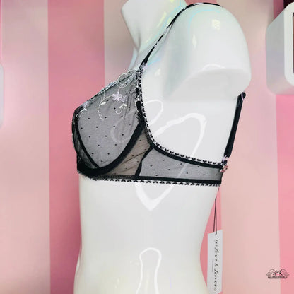 Průsvitná černá a šedá krajková podprsenka se zdobením z rhinestone na figuríně