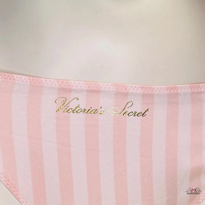 Růžovo-bílá pruhovaná látka se zlatým nápisem Victoria’s Secret
