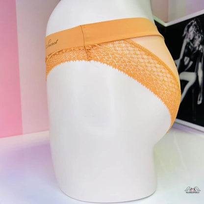 Manekýn s žlutou krajkou na elegantních kalhotkách Intimissimi pro smyslný šarm
