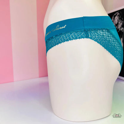 Bílá váza s modrou stuhou na produktu Intimissimi Elegantní síťované kalhotky