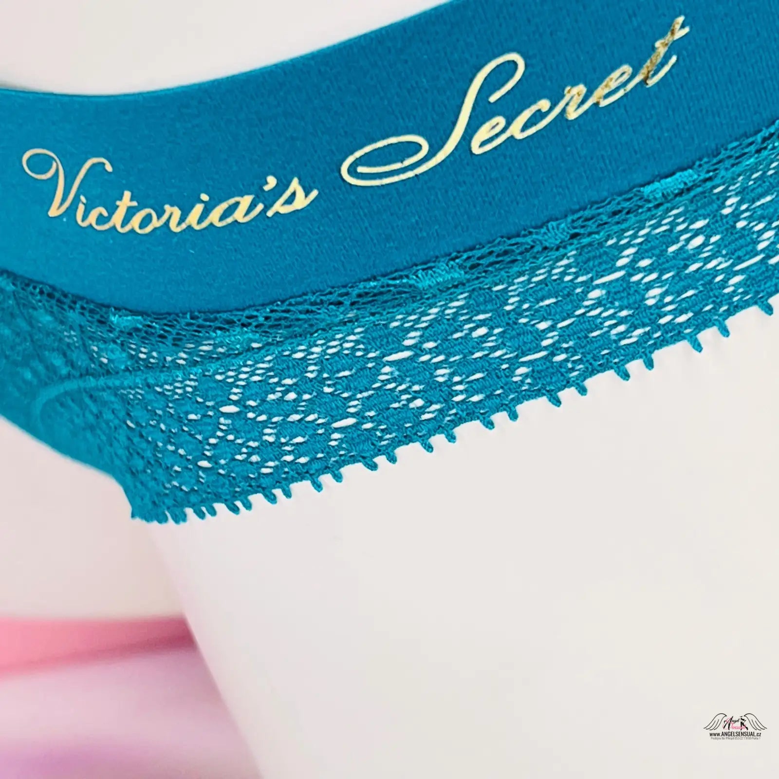 Detailní záběr na modrou podprsenku s nápisem k elegantním krajkovým kalhotkám Intimissimi