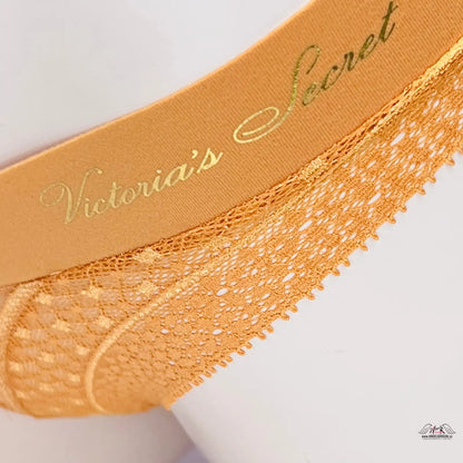 Zlatý choker s nápisem Vira a elegantní krajkové kalhotky značky Intimissimi