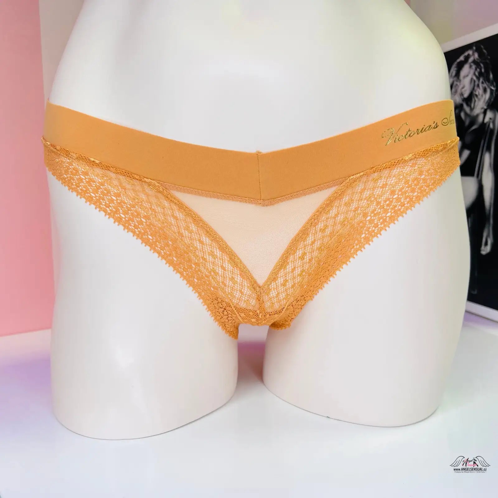 Manekýn v exhibici představuje elegantní krajkové kalhotky Intimissimi