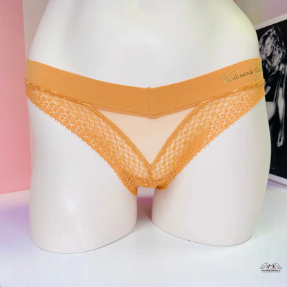 Manekýn v exhibici představuje elegantní krajkové kalhotky Intimissimi