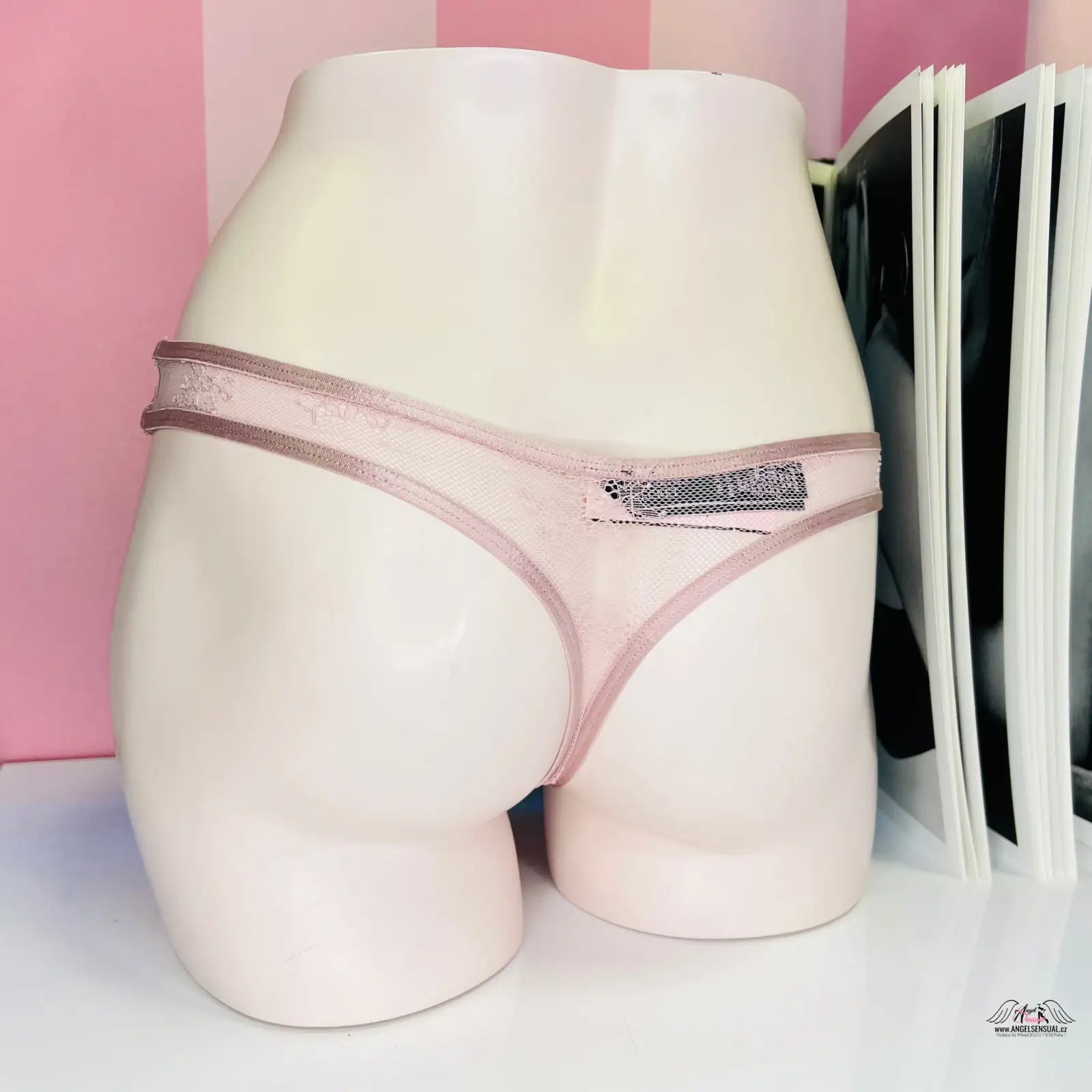 Bílá manekýnka s růžovou stuhou a spodním prádlem Intimissimi