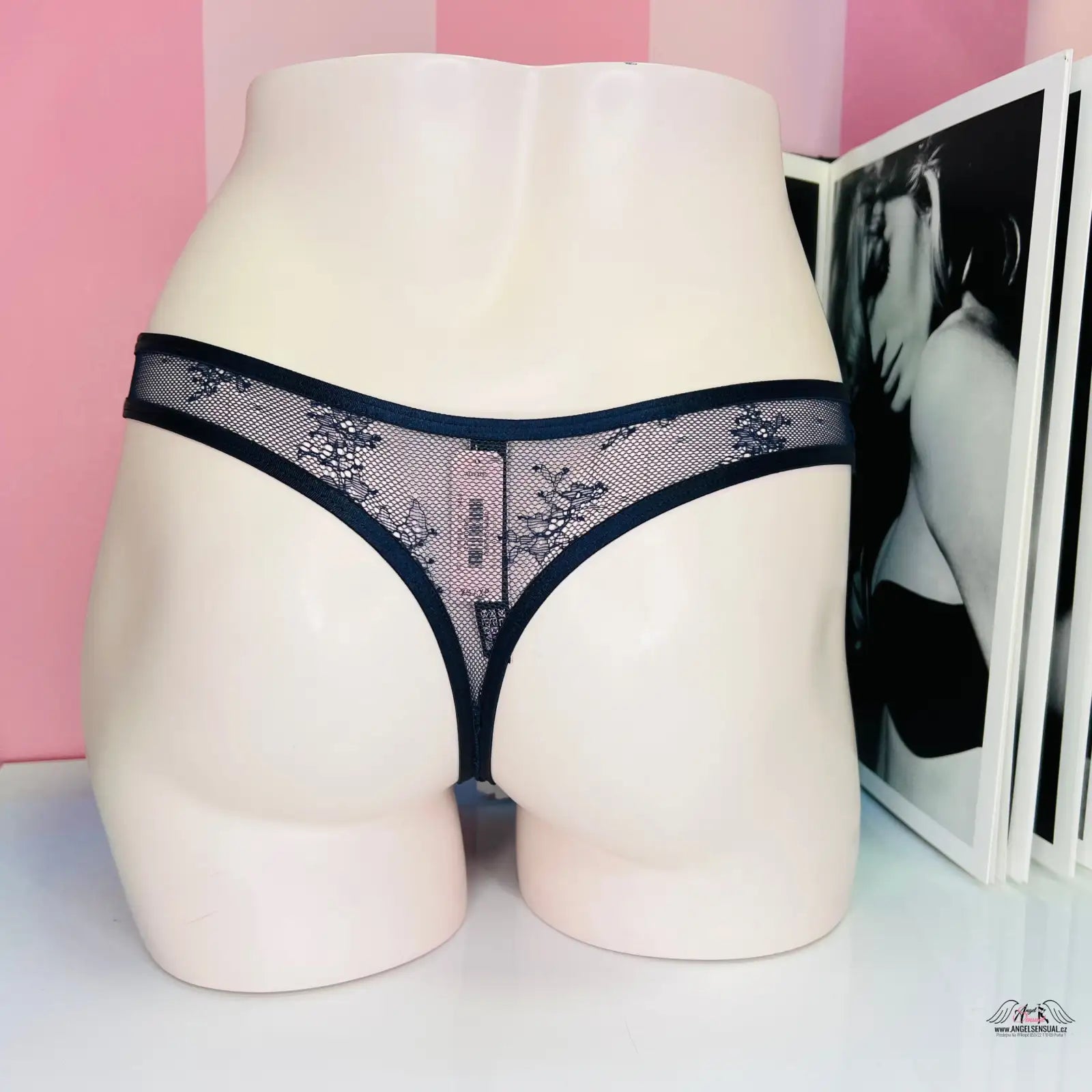 Luxusní celokrajková tanga Intimissimi vystavená na manekýně