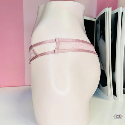 Bílý muž s růžovou stuhou kolem produktu Intimissimi: Luxusní Celokrajková Tanga