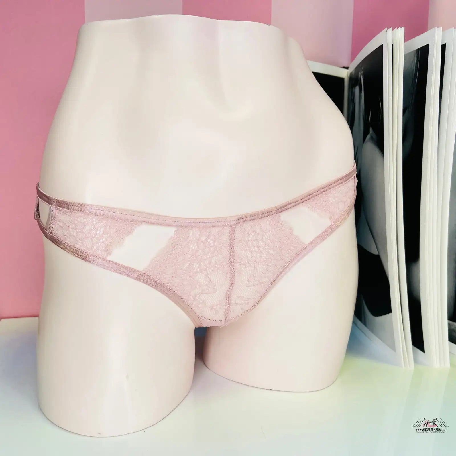 Bílý mannequin s růžovou podprsenkou a knihou, Intimissimi luxusní tanga