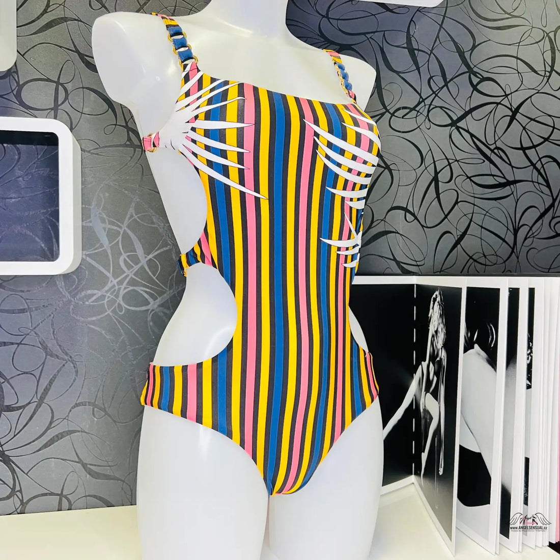 Jednodílné plavky Malisa s pruhy a výřezem pro elegantní moderní ženu