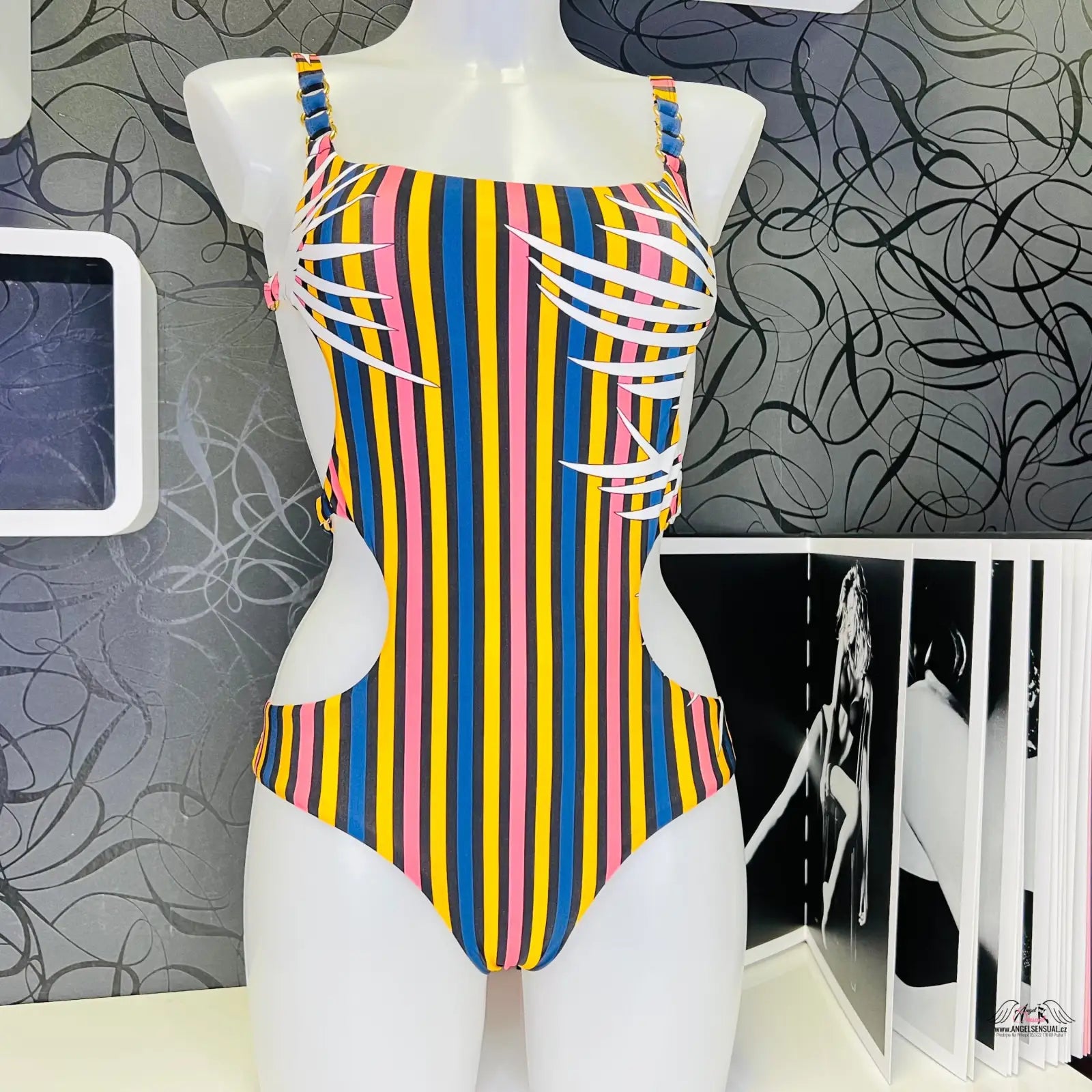 Zebra plavky Malisa s výřezem, elegantní design pro moderní ženu