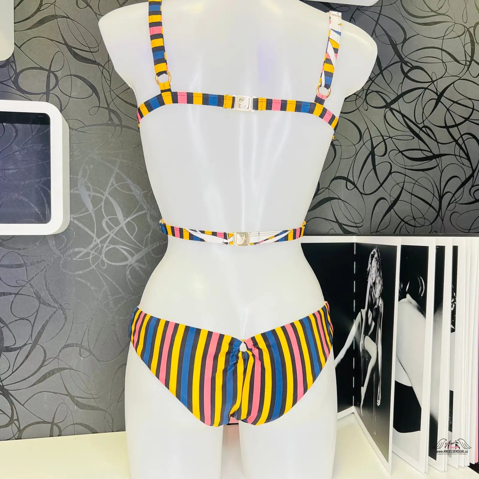 Pruhovaný bikini na manekýně pro Jednodílné plavky Malisa s důrazem na eleganci