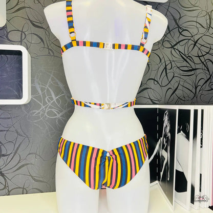 Pruhovaný bikini na manekýně pro Jednodílné plavky Malisa s důrazem na eleganci