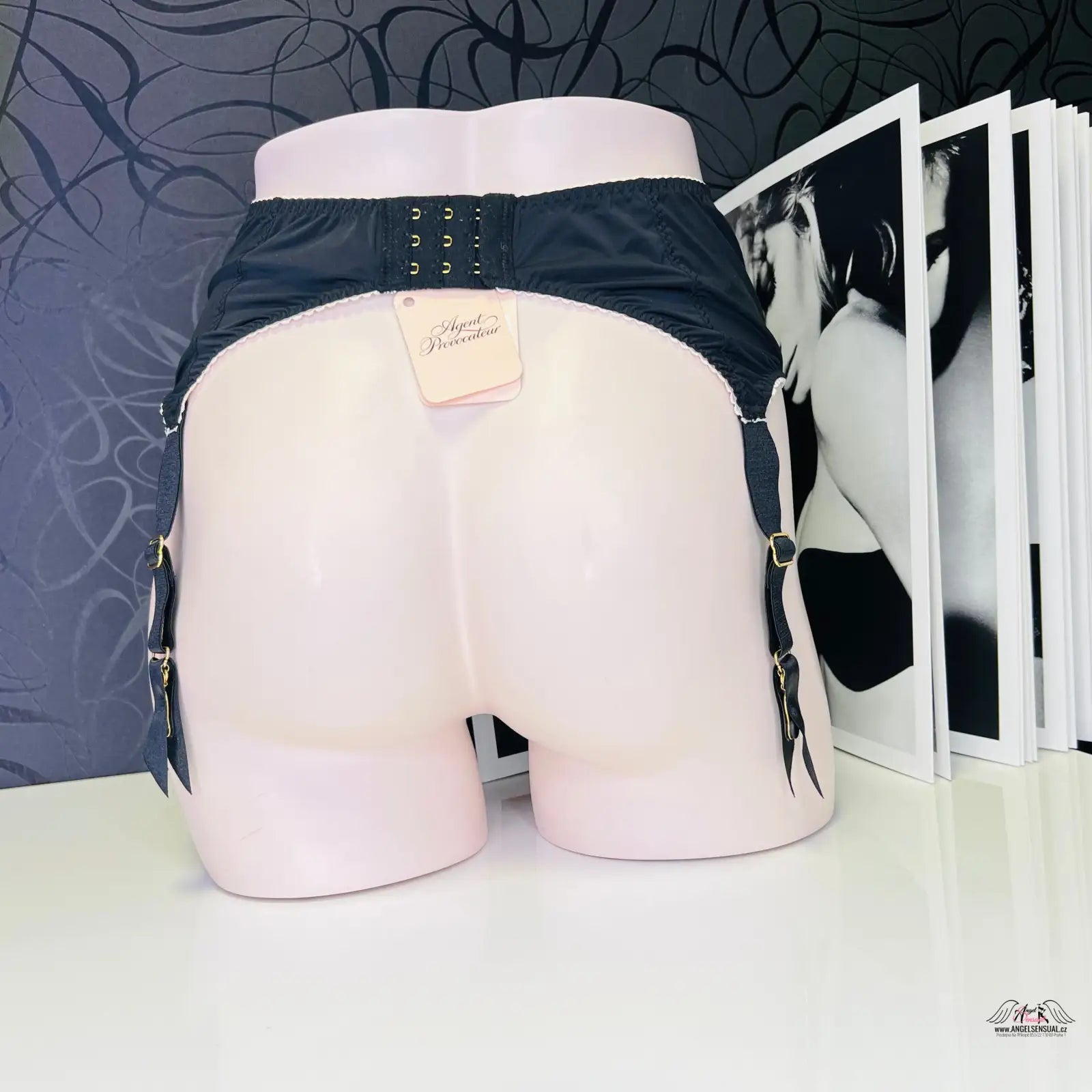 Žena v černých kalhotkách na bílém pozadí, model Joseline Suspender v černé