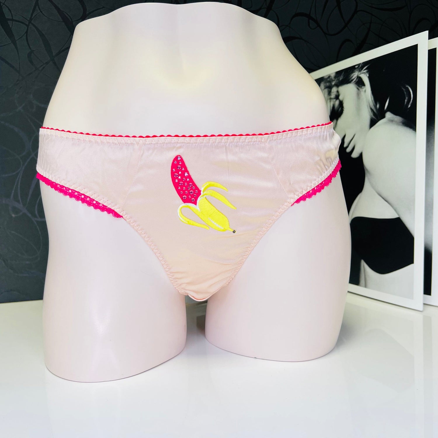 Luxusní kalhotky bananarama Agent Provocateur s růžovou barvou a banánovým motivem