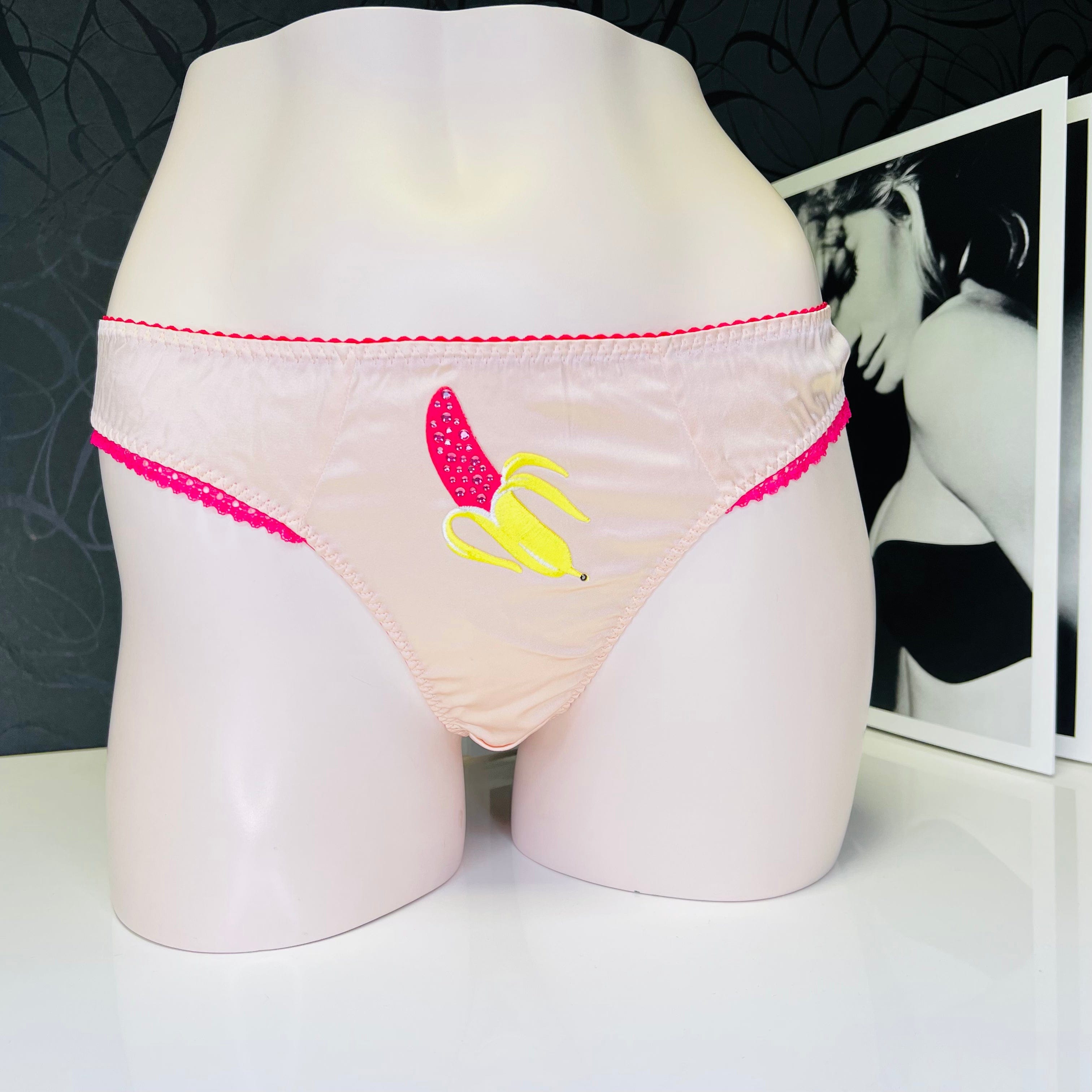 Luxusní kalhotky bananarama Agent Provocateur s růžovou barvou a banánovým motivem