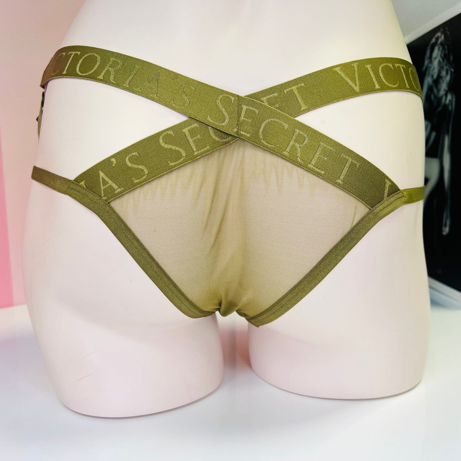 Oliva zelené sexy kalhotky Victoria’s Secret s velmi svůdný střih a síťoviným materiálem