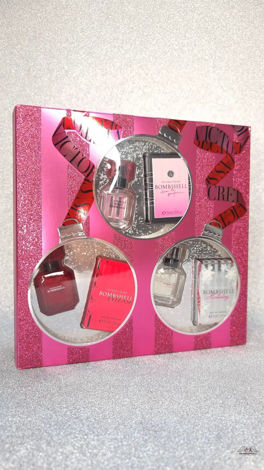 Růžová dárková krabice s parfémovými ozdobami, výjimečný parfém Bombshell