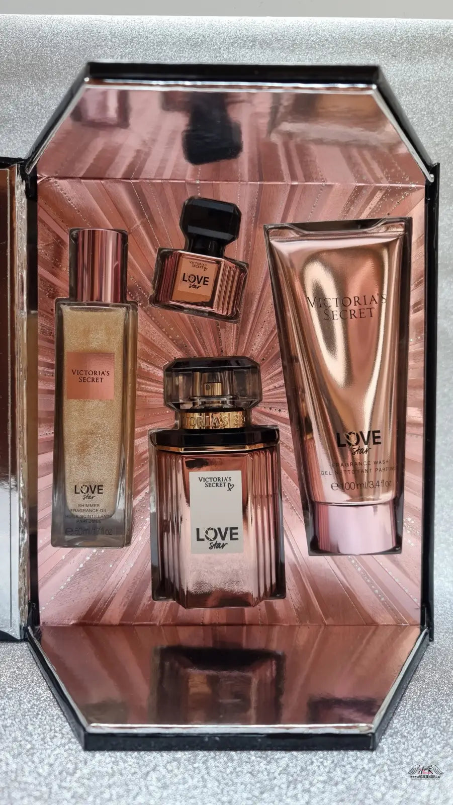 Victoria’s Secret Love dárková sada v jiskřivé bedýnce naplněná ovocným květinovým dárkem