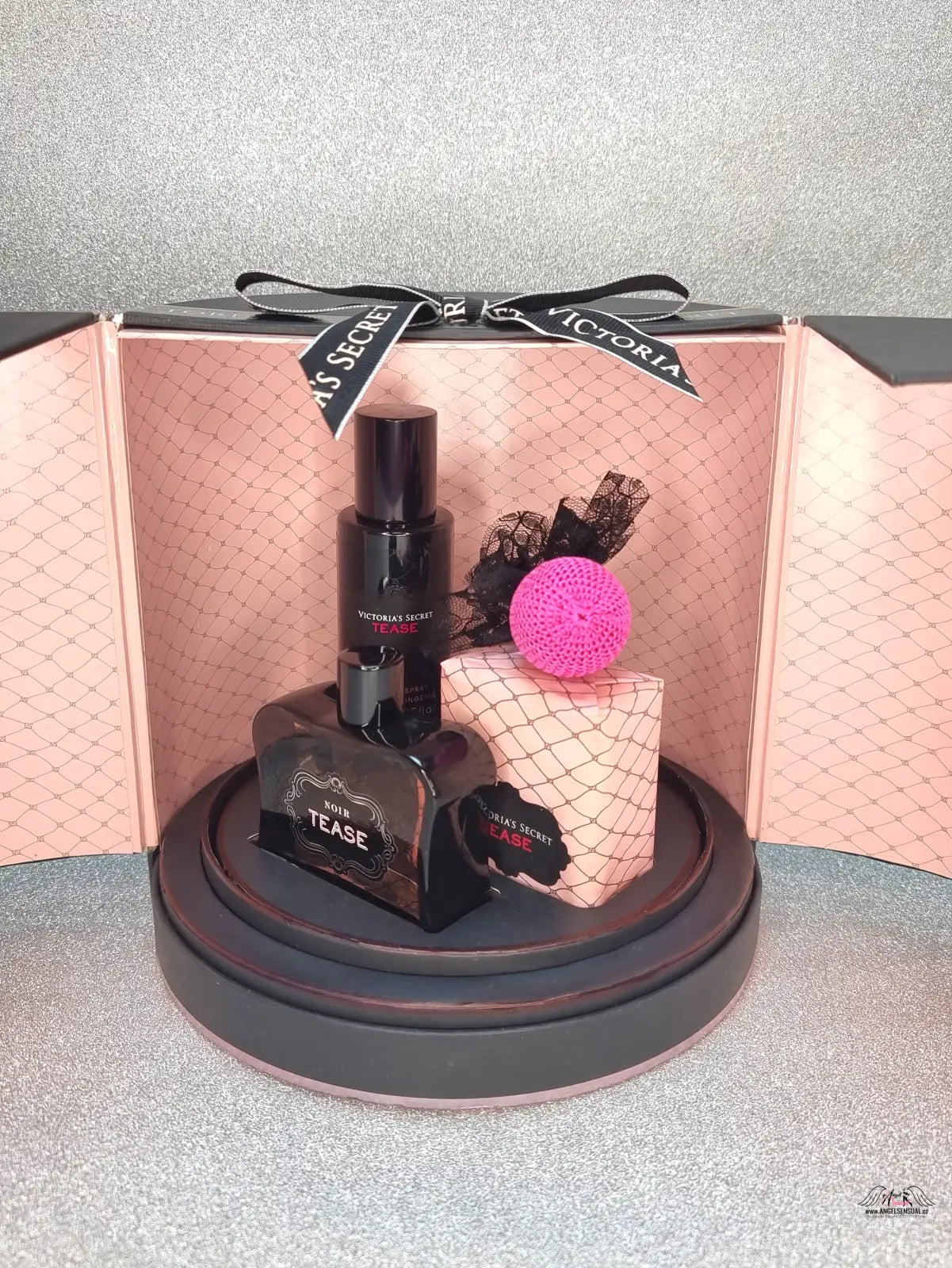 Alt text pro kolekci Victoria’s Secret Tease s parfémem, doplňky a dárkovým balením