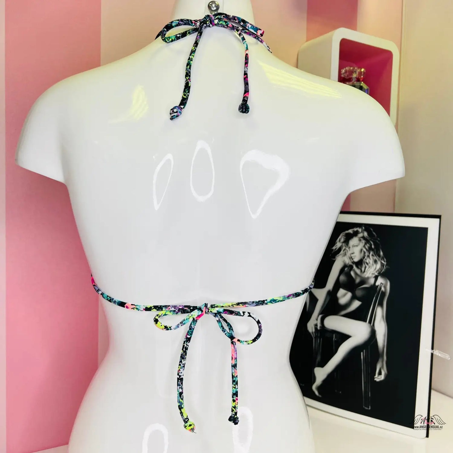Květinový vzor bikinového topu Kouzlo na Pláži s elegantním třpytivým designem