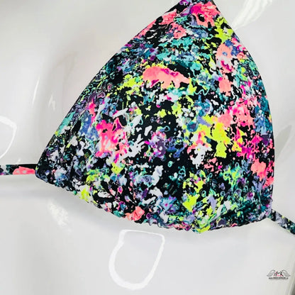 Barevný vzorovaný bikiny top k produktu Kouzlo na Pláži s Elegantním Třpytivým Horním Dílem