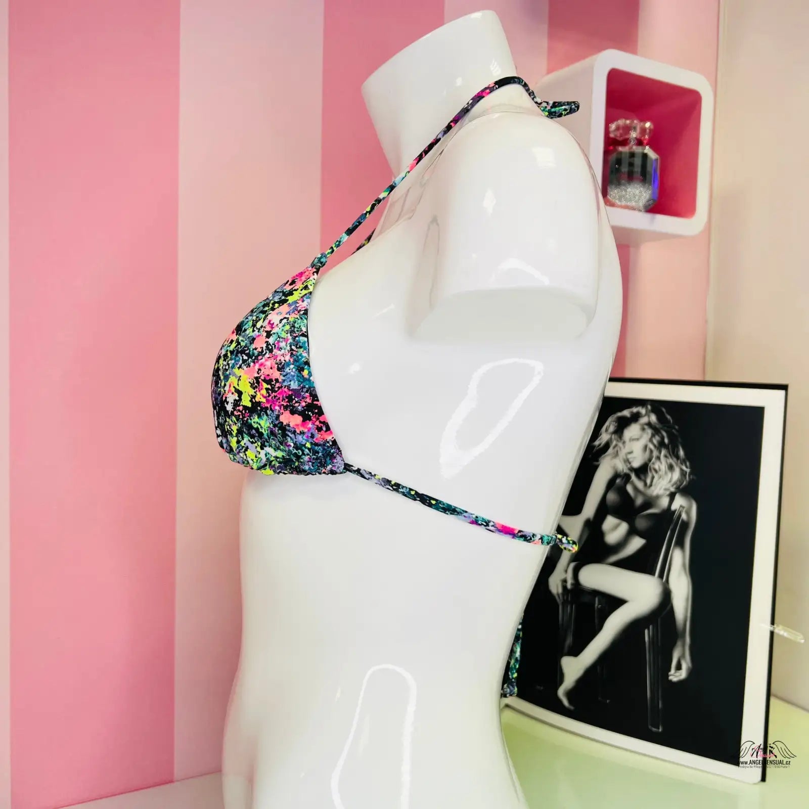 Barevný bikini top na manekýně z plavek Kouzlo na Pláži s elegantním třpytivým horním dílem
