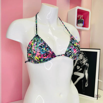 Barevný květinový bikiny top z kolekce Kouzlo na Pláži s elegantním designem